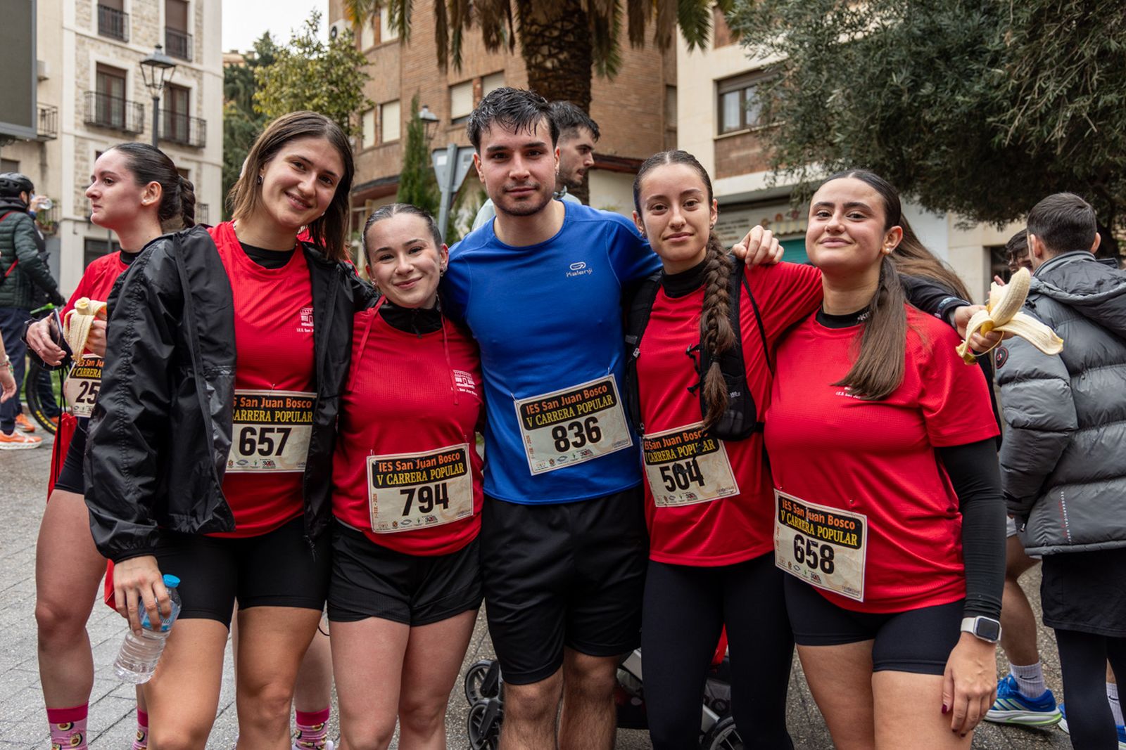En imágenes: la lluvia no frena a más de un millar de corredores en la V Carrera Popular del IES San Juan Bosco (1)