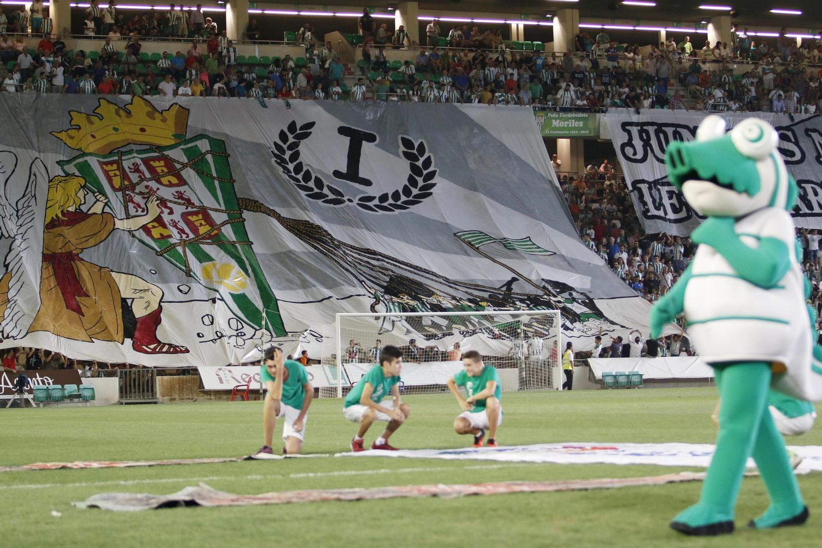 Los Incondicionales muestran un tifo en Fondo Norte antes de empezar un partido de la temporada pasada.