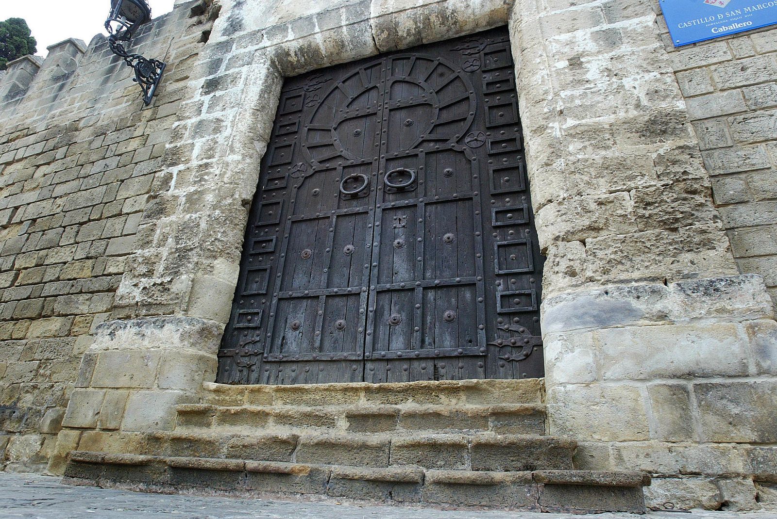 La entrada principal del castillo de San Marcos, el primer monumento de El Puerto, donde perduran las barreras.