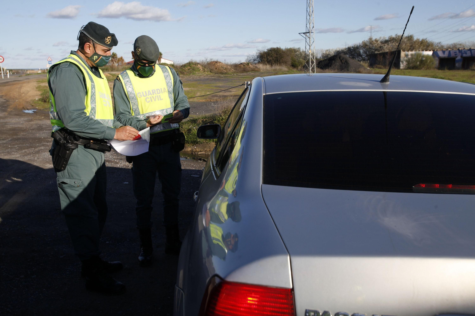 Controles de la Guardia Civil en los accesos a la costa de Huelva