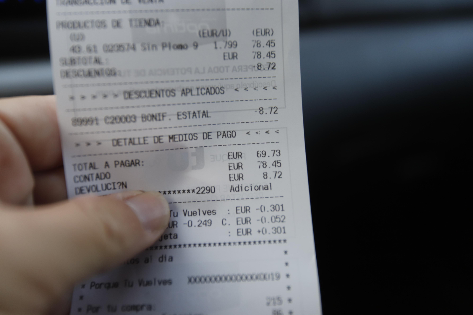 Imágenes de las gasolineras con el descuento de 20 céntimos del Gobierno en el combustible