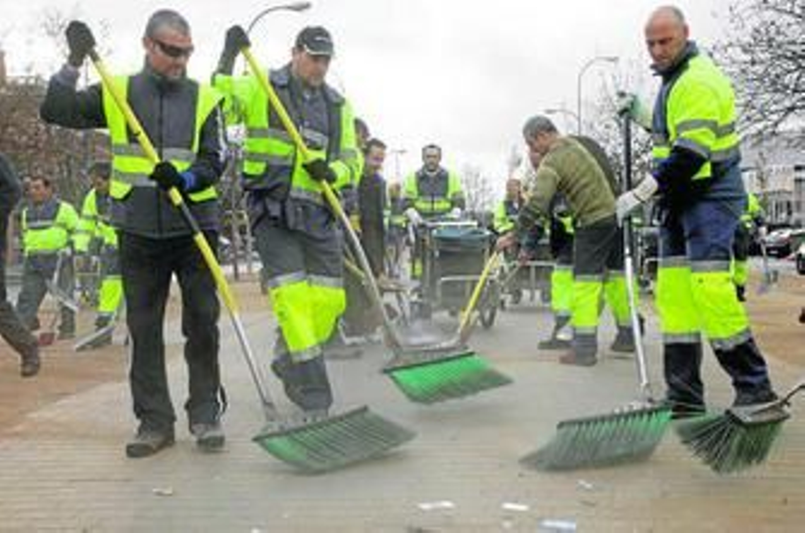 Una veintena de trabajadores limpiaron ayer el mercado del Zaidín.