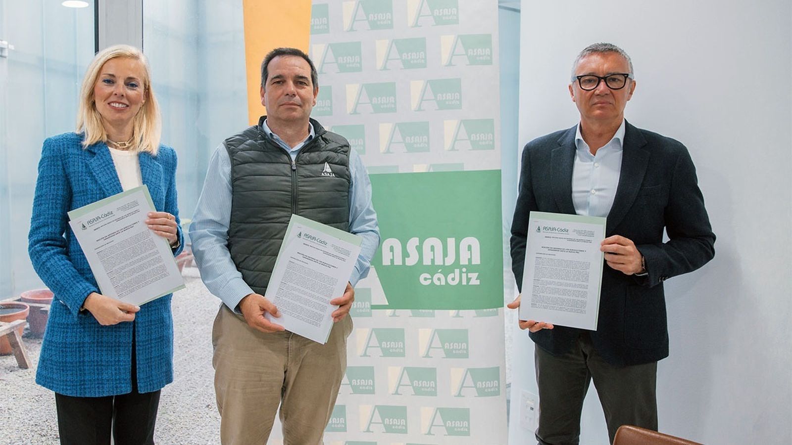 Manuel Gavira y Blanca Armario, con Pedro Gallardo.