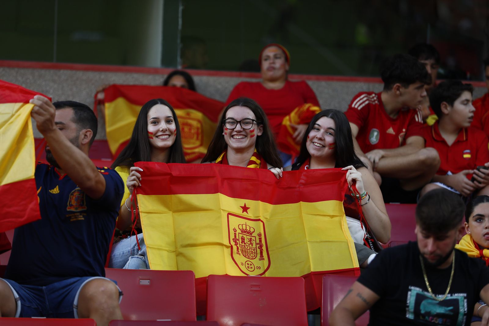 Aficionados de España en el Nuevo Los Cármenes