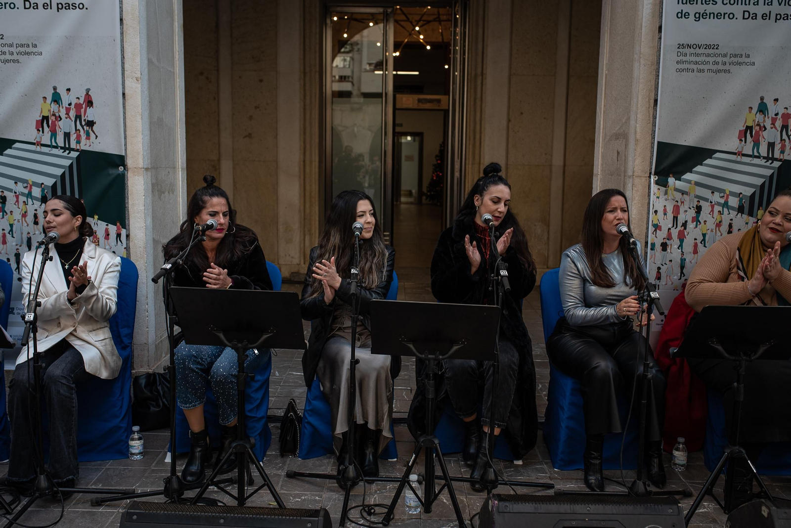 Imágenes de la Zambombá " Sones de Navidad" en la puerta de la Diputación