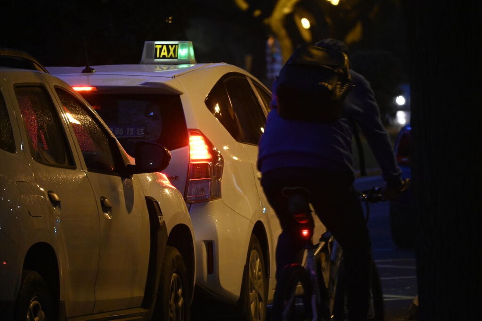 Un ciclista por Huelva en la noche de Halloween.