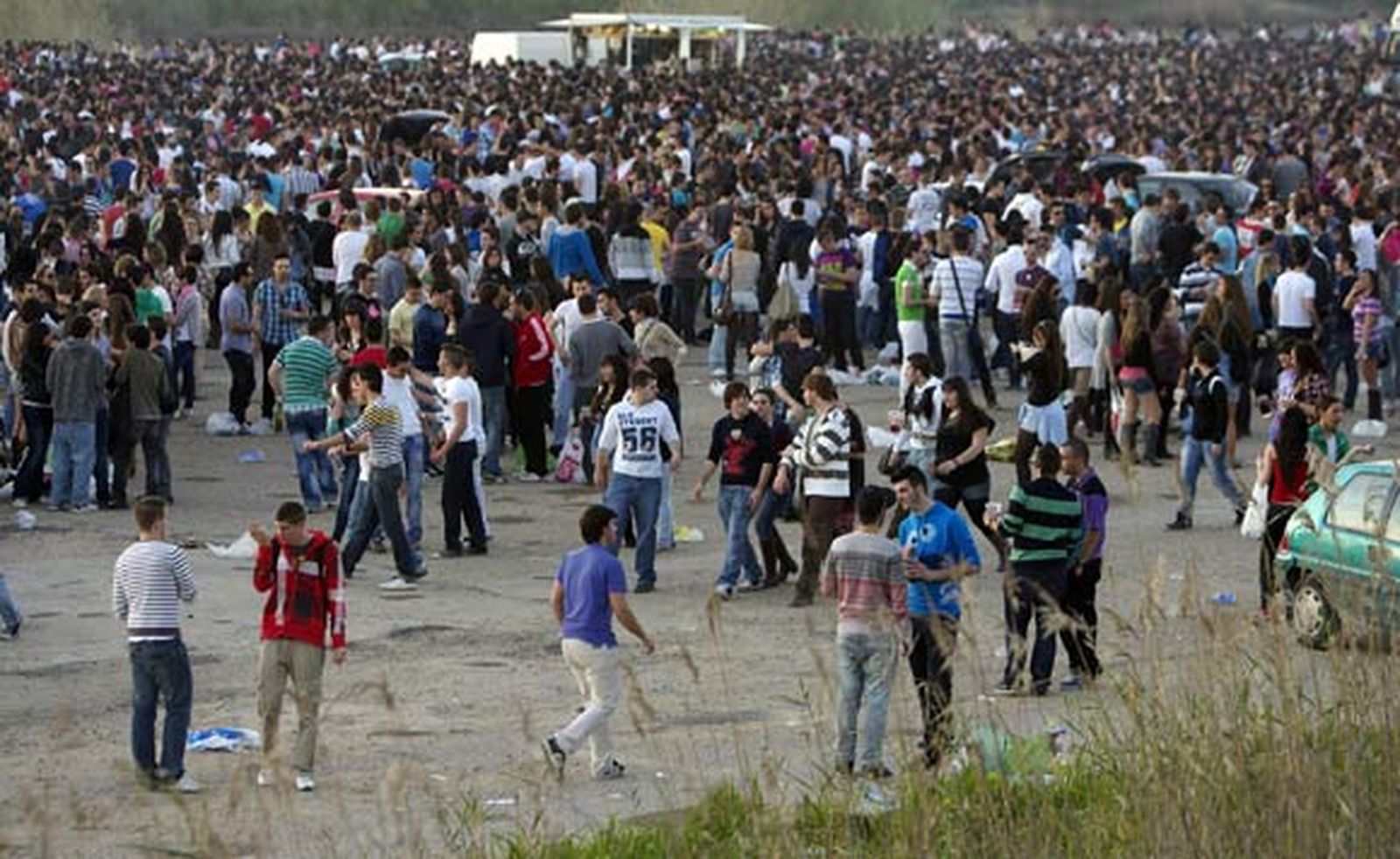 Una 'botellona' concentra a más de 4.000 jóvenes en el Charco de la Pava