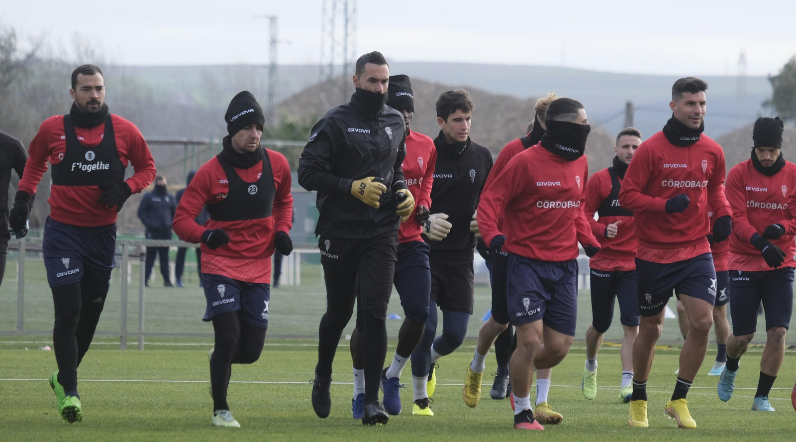 Los jugadores del Córdoba CF, durante la sesión de este lunes.