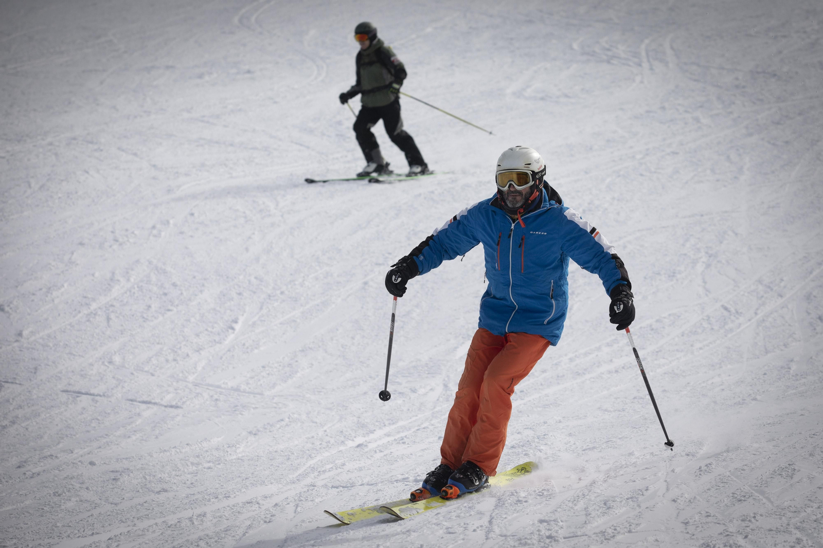 Dos esquiadores se deslizan por las pistas de Sierra Nevada