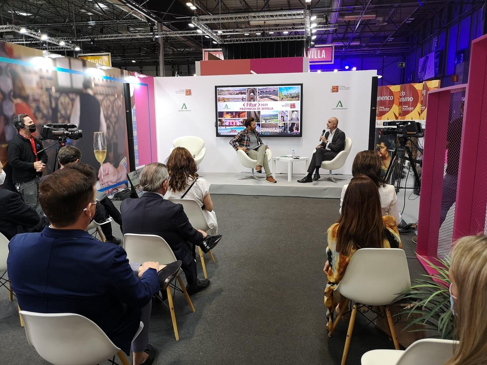 El delegado Antonio Muñoz presenta el congreso CODES21 en el stand de Sevilla en Fitur.
