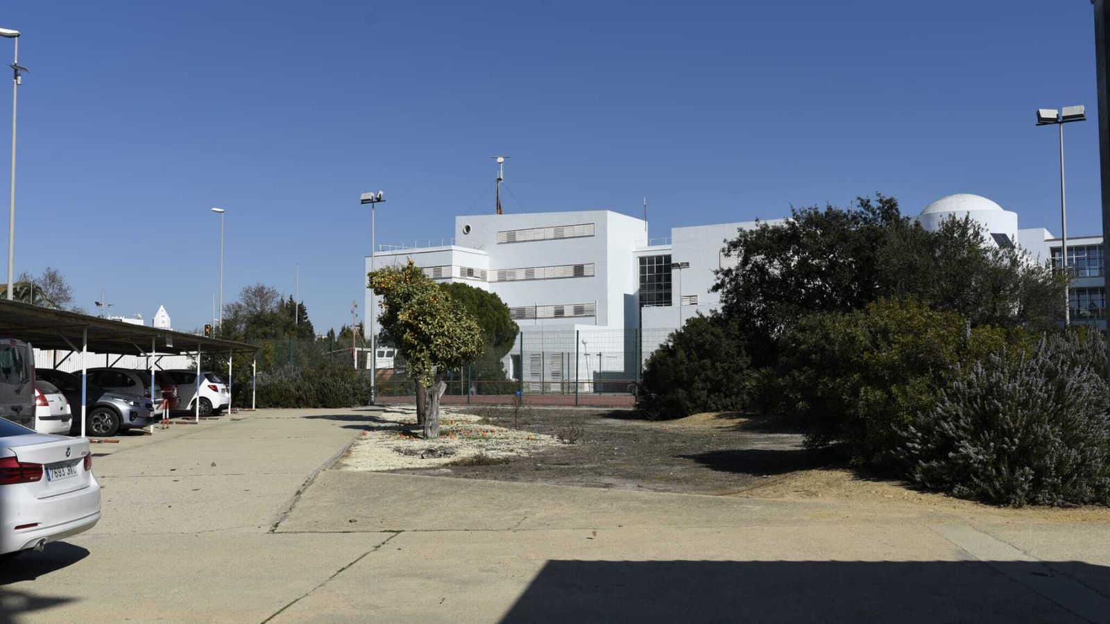 Entorno del edificio de la antigua Escuela Náutico Pesquera, ubicada en la zona de Zafra.