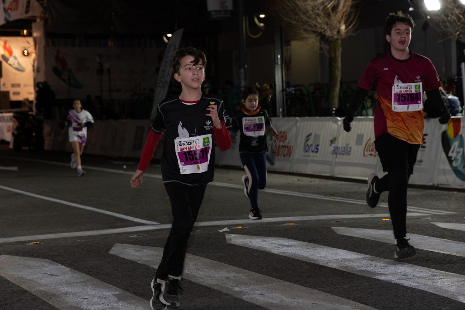 En imágenes: 2.000 atletas brillan con luz propia en la infantil de la Carrera de San Antón 2026