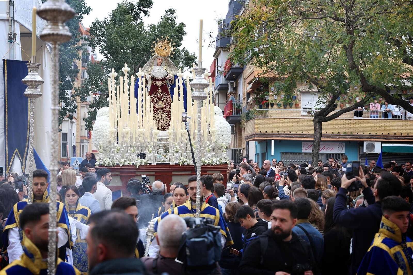 La Virgen del Prado en procesión por las calles de Huelva durante la Semana Santa de 2024.