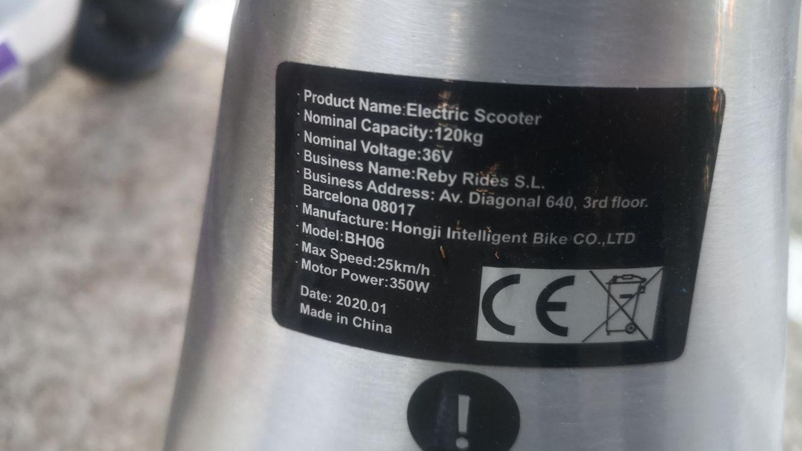 La etiqueta de los patinetes Reby que se podía ver este jueves por la mañana. Al final aparece la potencia de 350w.