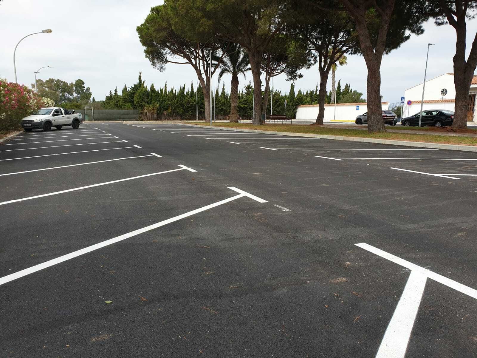 El nuevo aparcamiento del camposanto municipal cuenta con casi 60 plazas más, 127 en total.