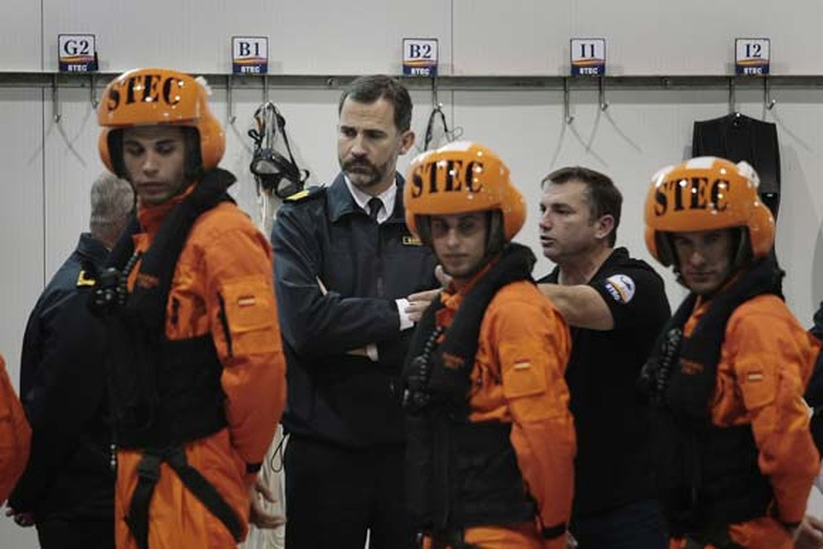 El Príncipe visita las unidades de adiestramiento en la Base de Rota