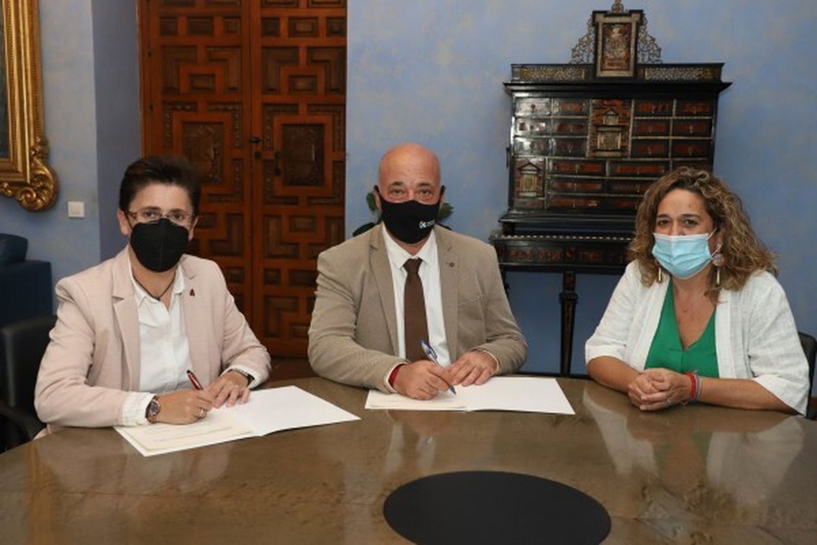 Firma del convenio con la Escuela de Danzantes de Fuente Tójar.