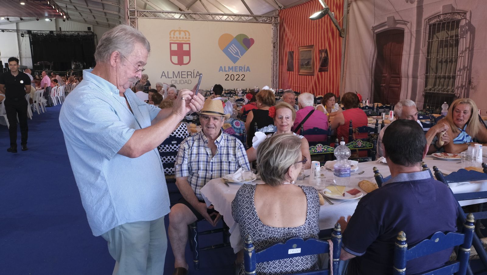 Imágenes de la comida homenaje a los mayores en la Caseta Municipal de la Feria de Almería 2022