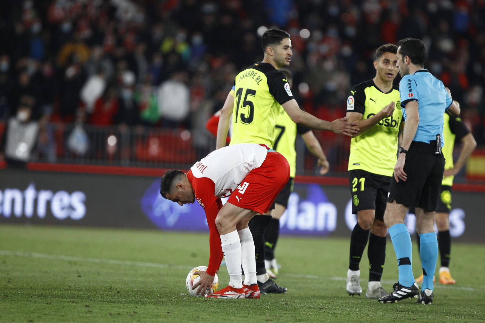 Los jugadores del Girona protestan al árbitro contra el Almería.