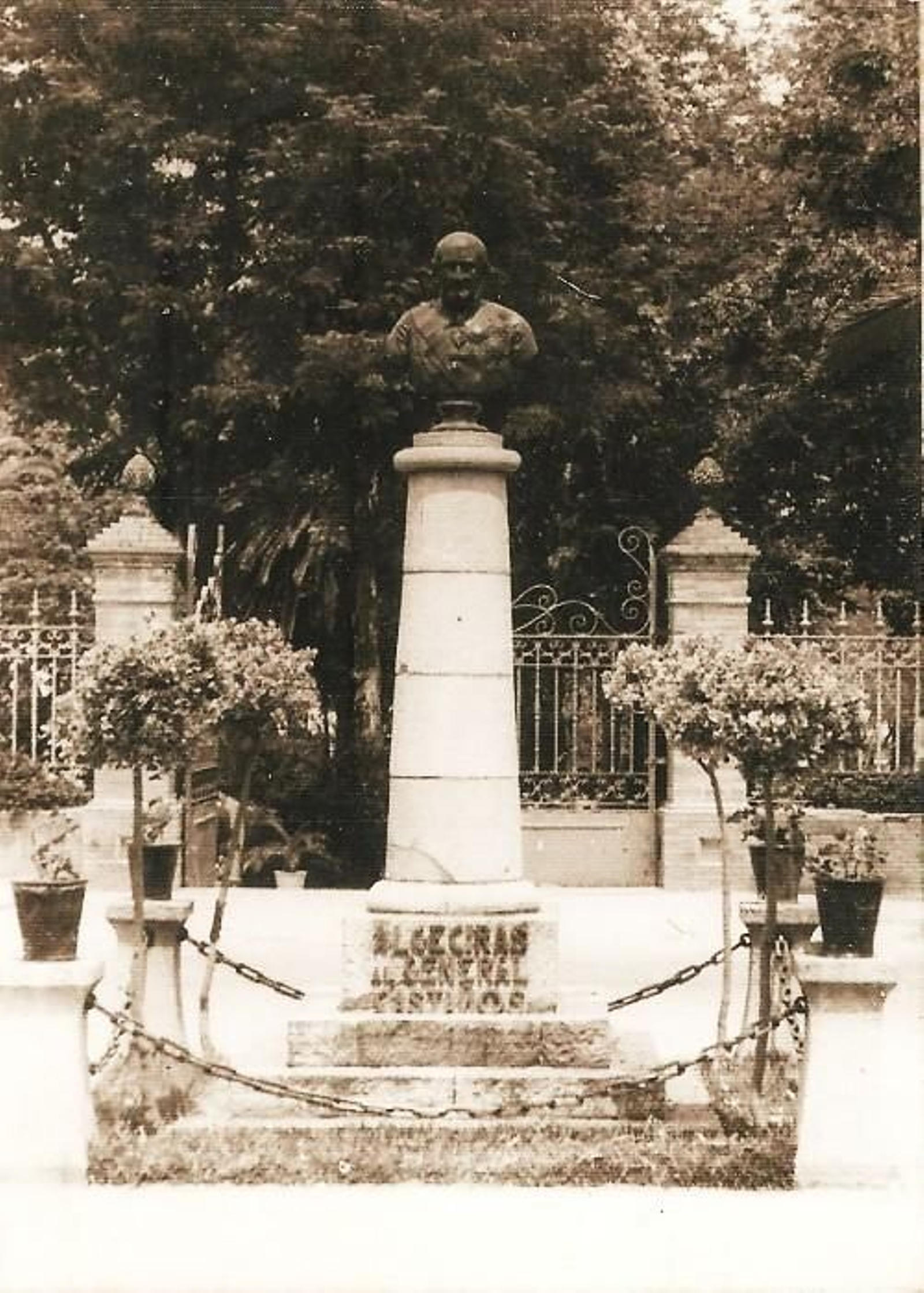 El monumento en los años cincuenta del pasado siglo.