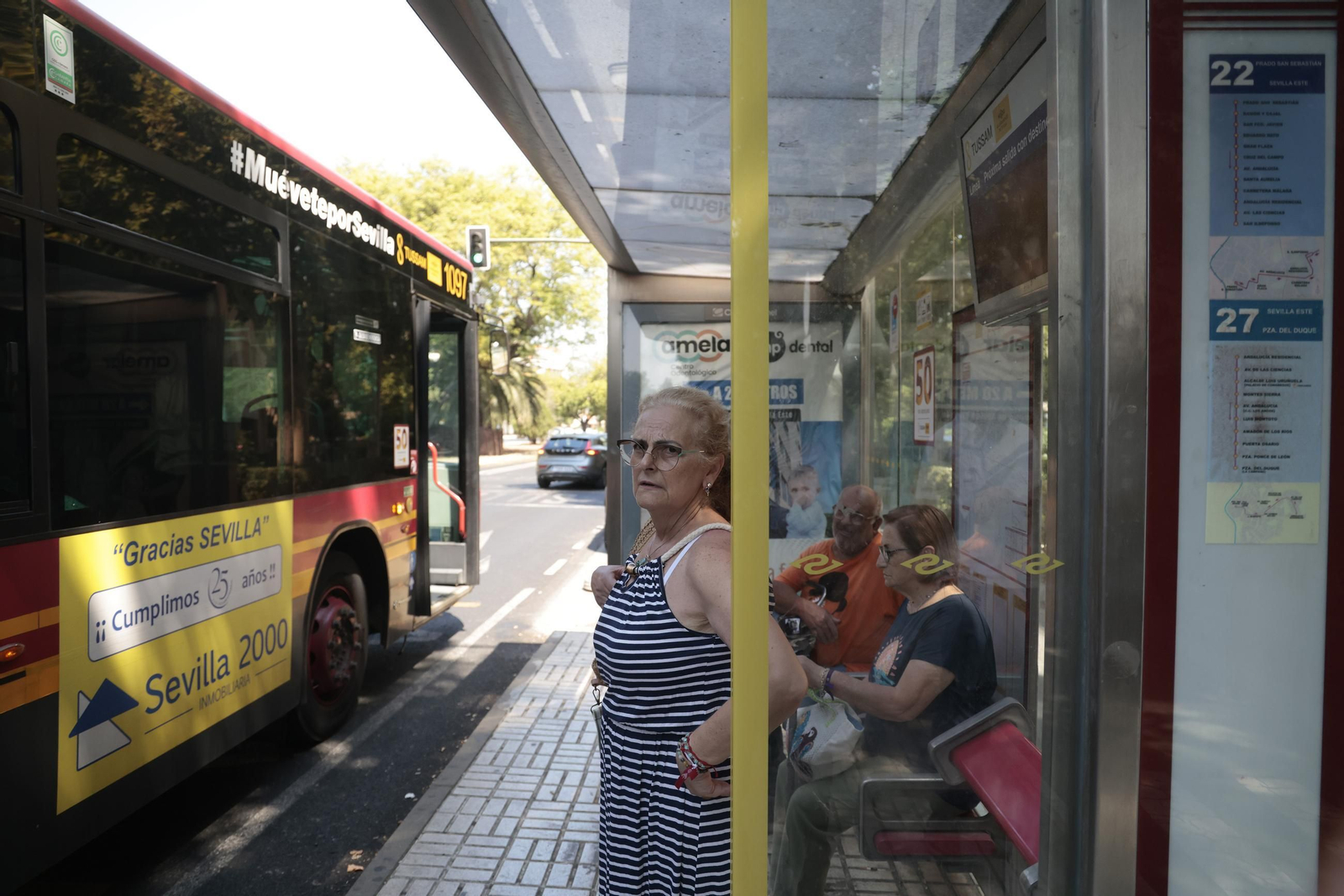 Una vecina de Sevilla espera el autobús el día de la inauguración de la cumbre.