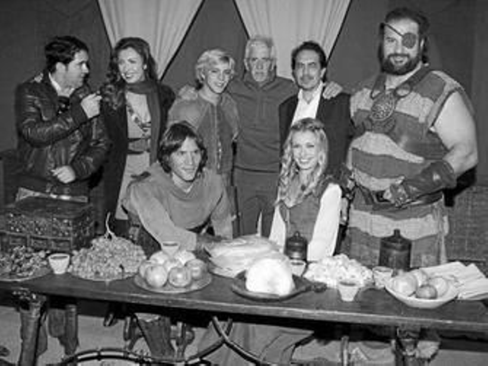 1. Segio Peris Mencheta y Natasha Yarovenko, en una escena de la película. 2. Los exteriores del largometraje se rodaron en parajes que recordaban a la época del héroe, como el castillo de Baños de la Encina, en Jaén. 3. El equipo del filme presentó el proyecto en los estudios de la Ciudad de la Luz, en Alicante, donde se grabó gran parte de la acción. 4. El lanzador de peso y plusmarquista nacional Manuel Martínez interpreta a Goliat, el amigo del Capitán Trueno.