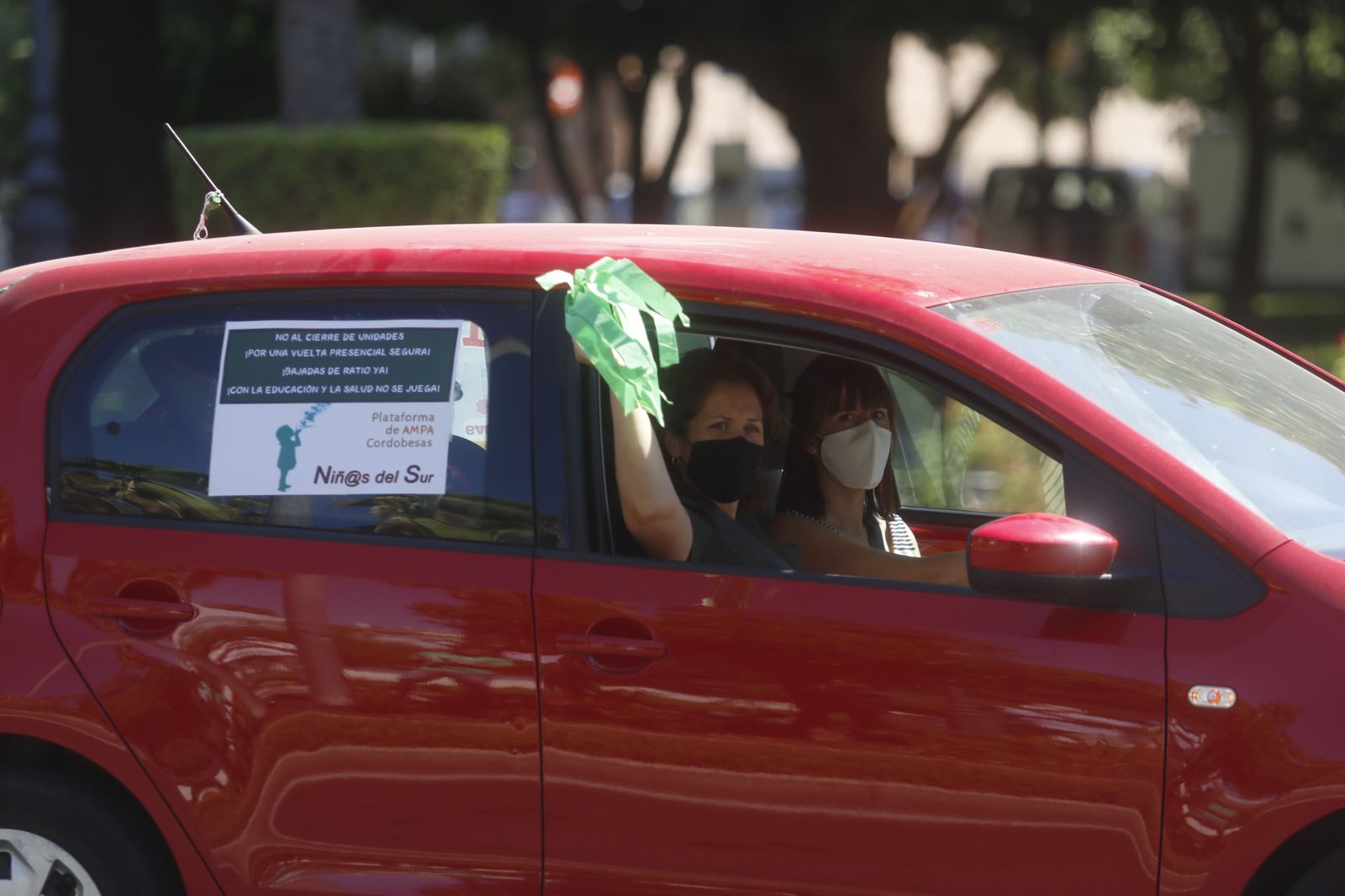 La caravana por una vuelta al cole segura en Córdoba, en fotos