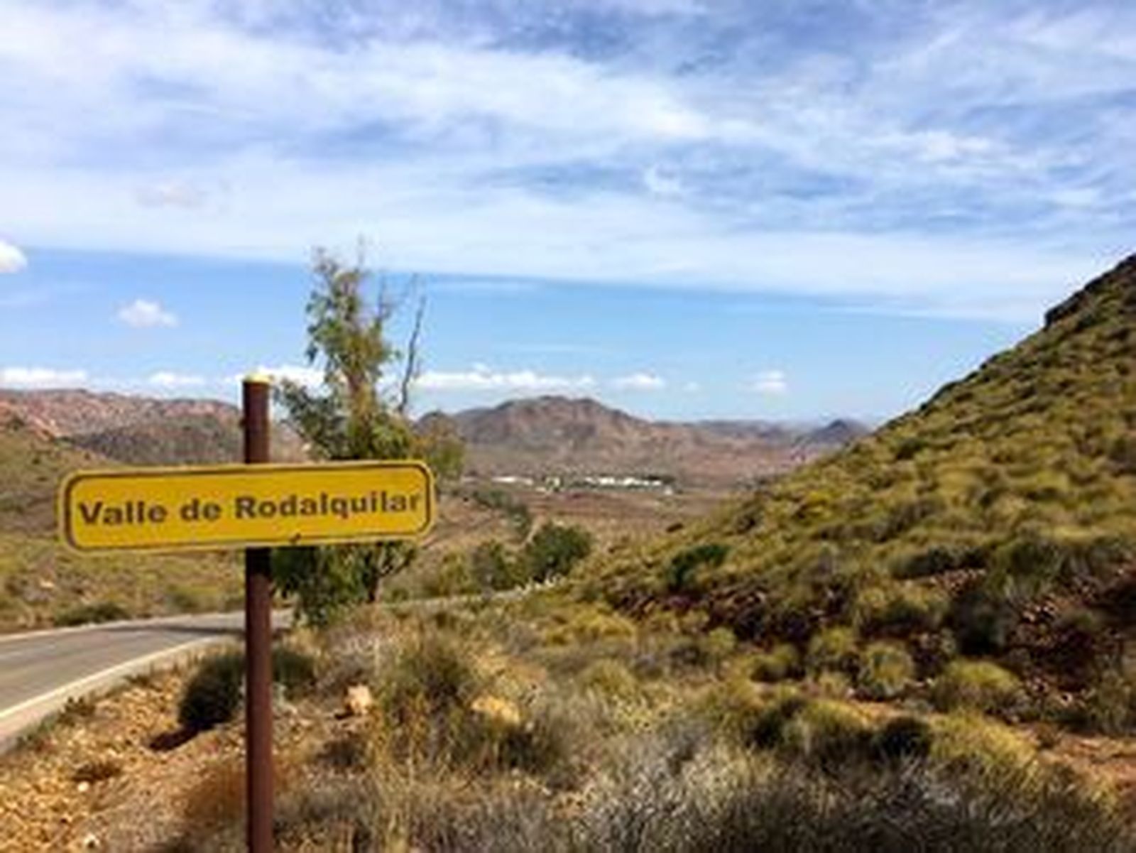 Entrada por al carretera de la costa a la barriada de Rodalquilar