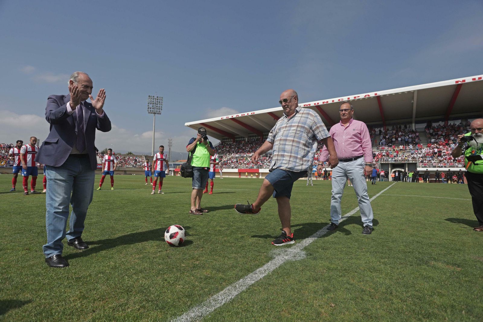 Baby hace el saque de honor en el Nuevo Mirador.