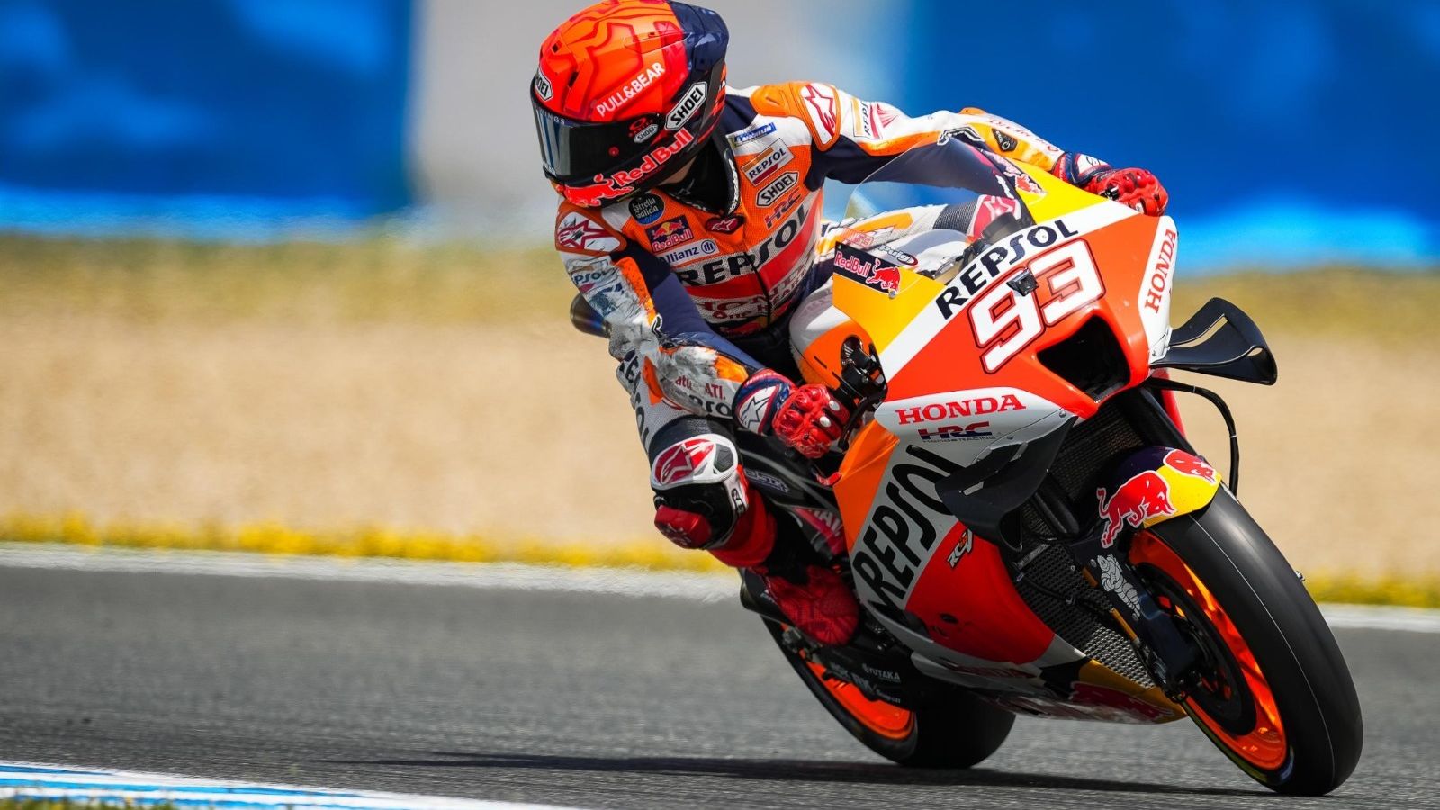 Marc Márquez mira atrás en el GP de España de 2022.