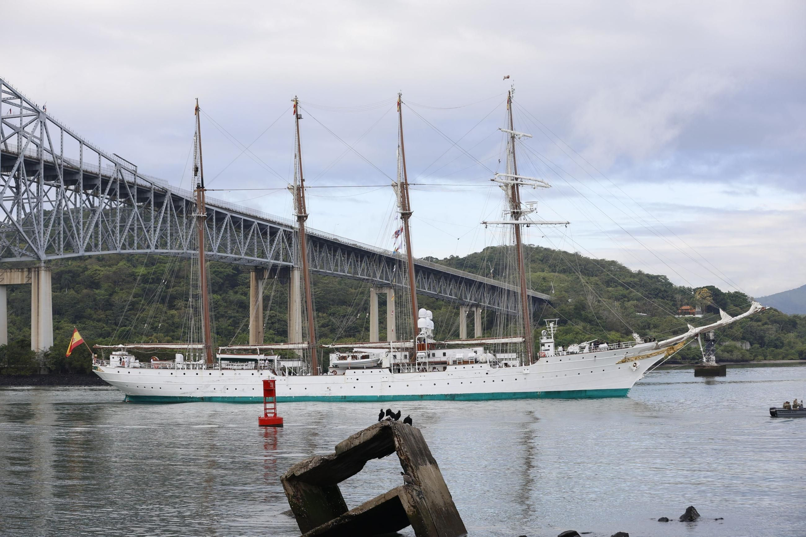 Así ha cruzado el 'Juan Sebastián de Elcano' el Canal de Panamá