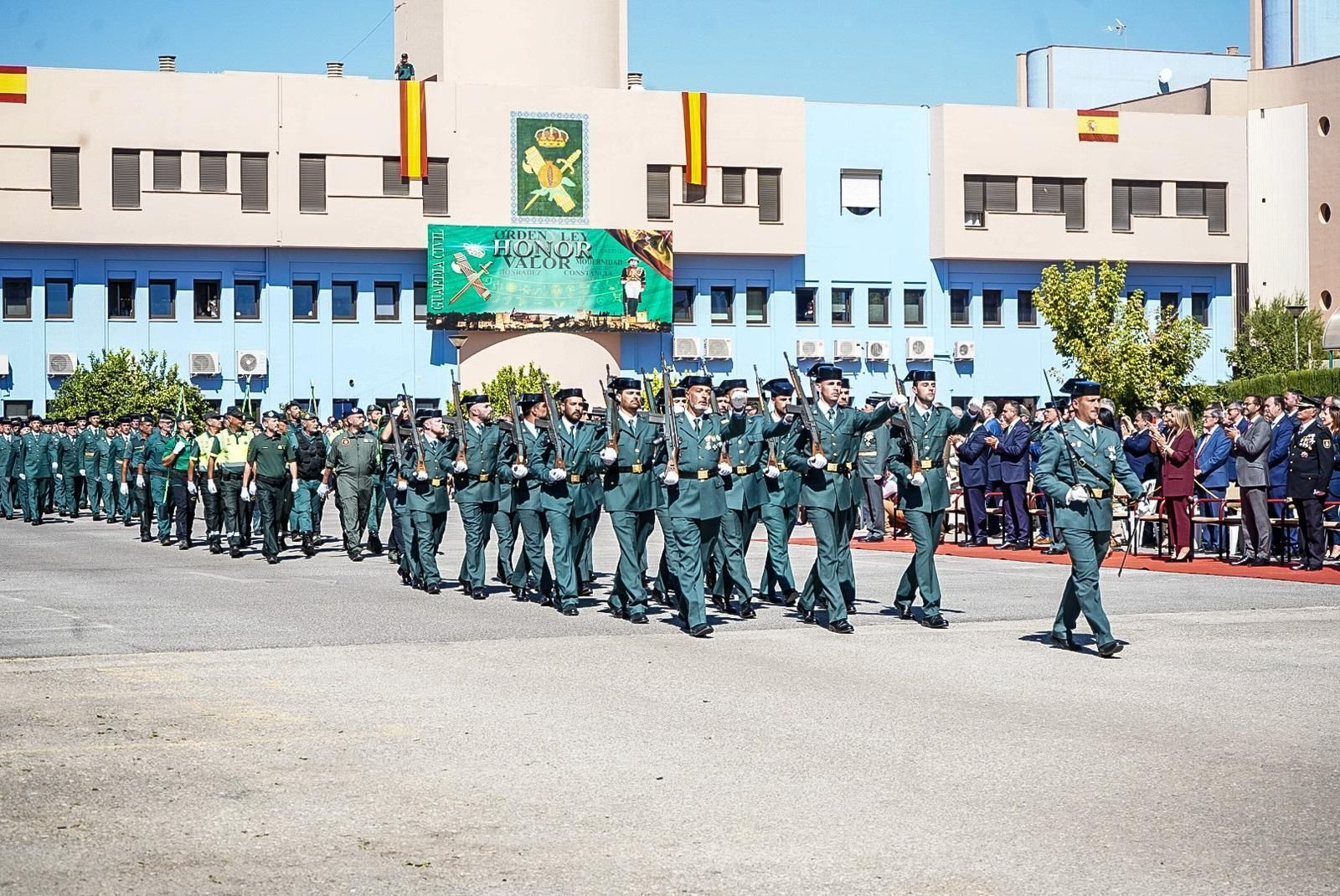 Imagen del desfile de agentes de la Guardia Civil en la celebración de la Virgen del Pilar