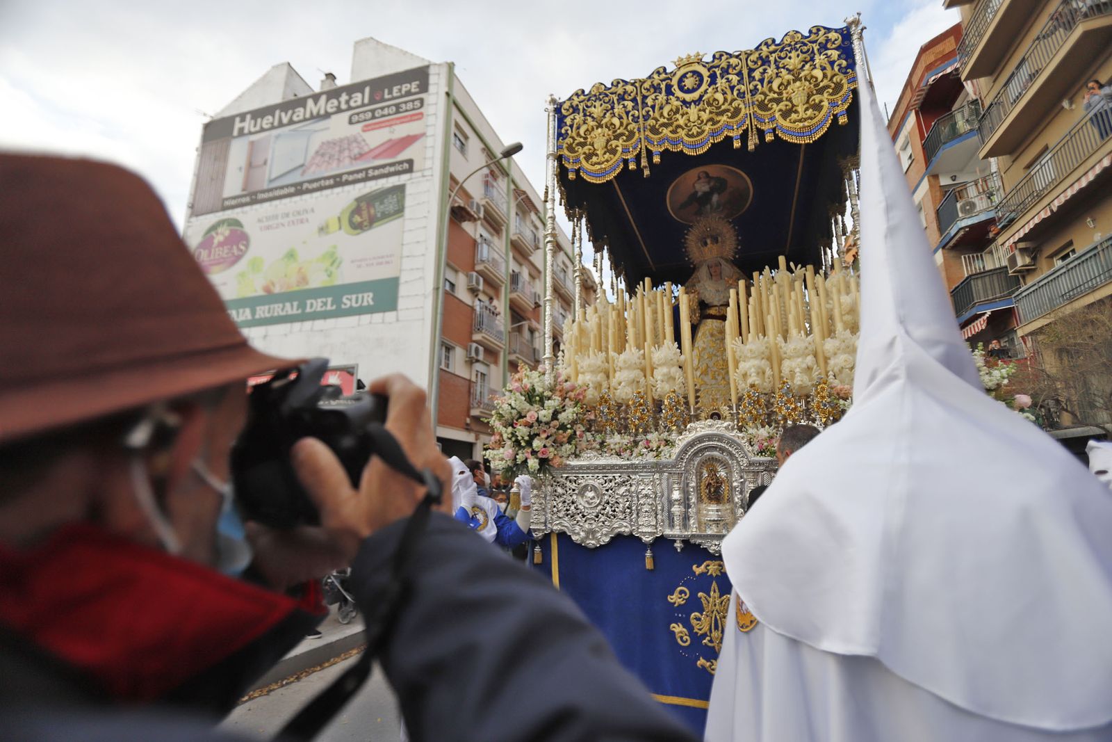 La Hermandad de la Sagrada Lanzada hace su estación de penitencia por las calles de Huelva