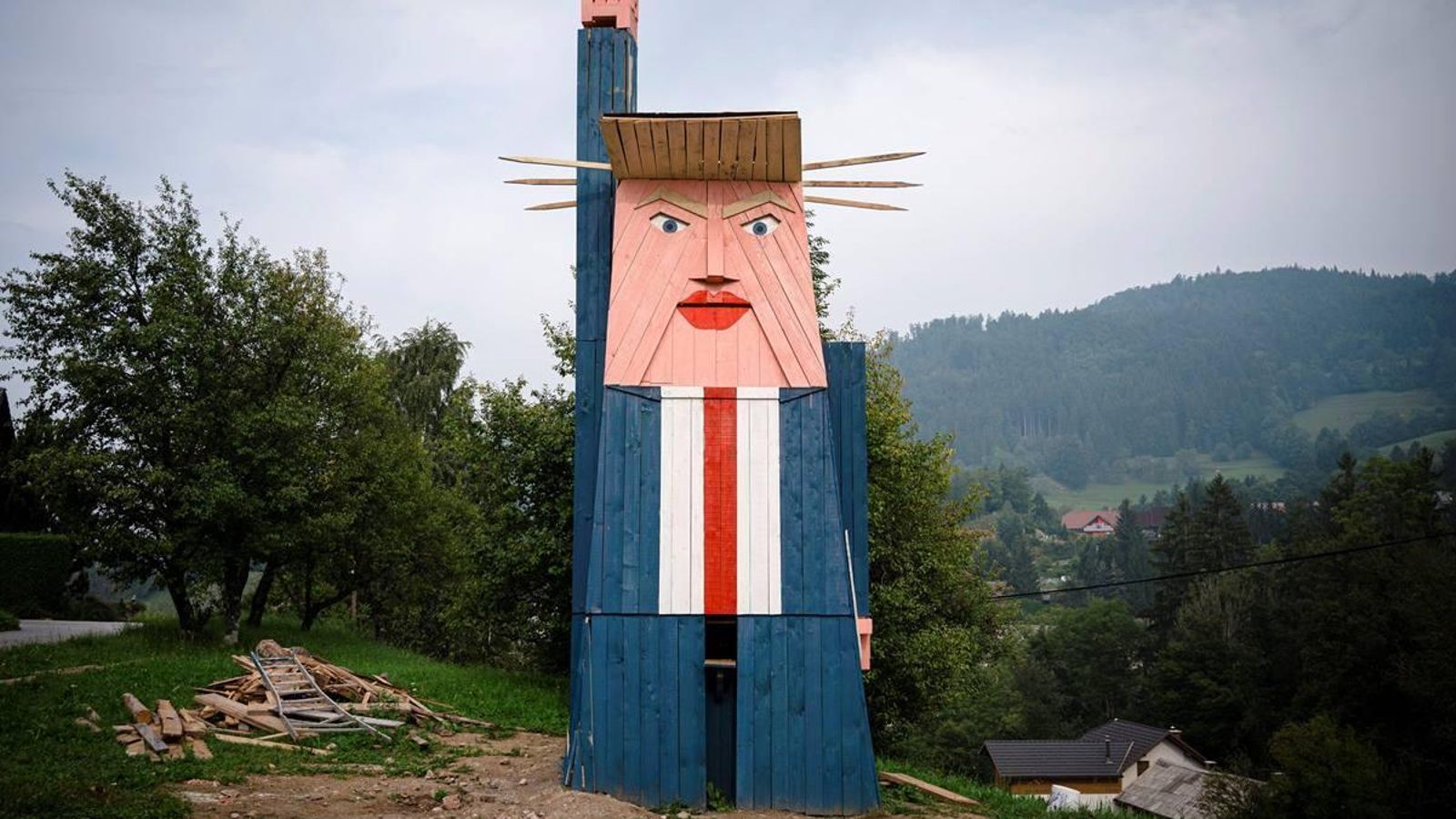 Figura que representaba a Donald Trump en un pueblo de Eslovenia y que también fue quemada.