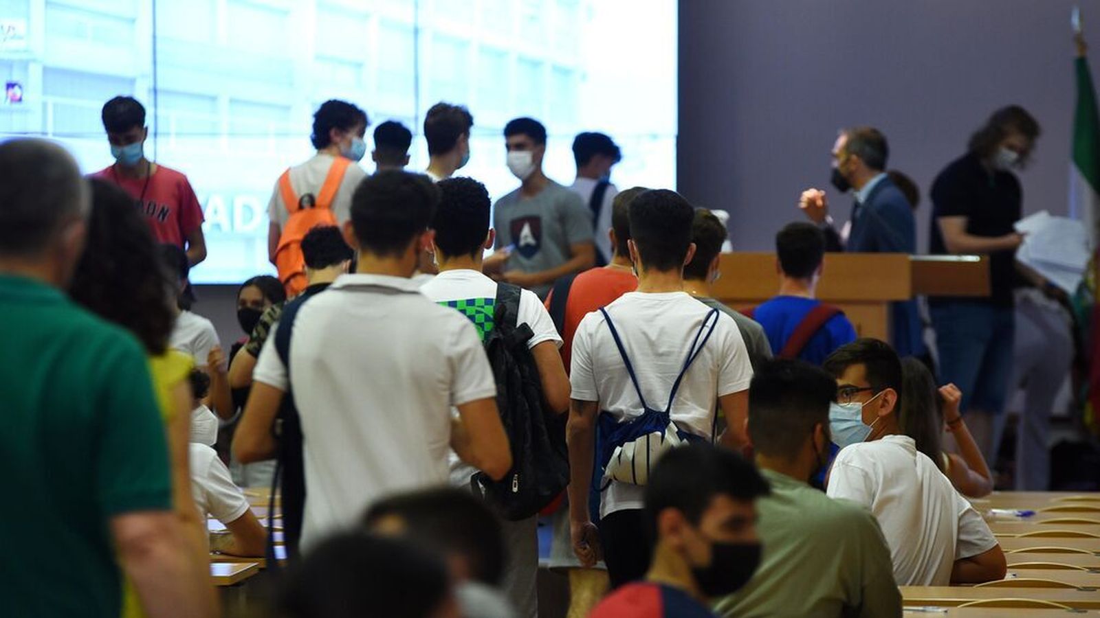 Alumnado de Córdoba durante la pasada Selectividad en la Facultad de Medicina.
