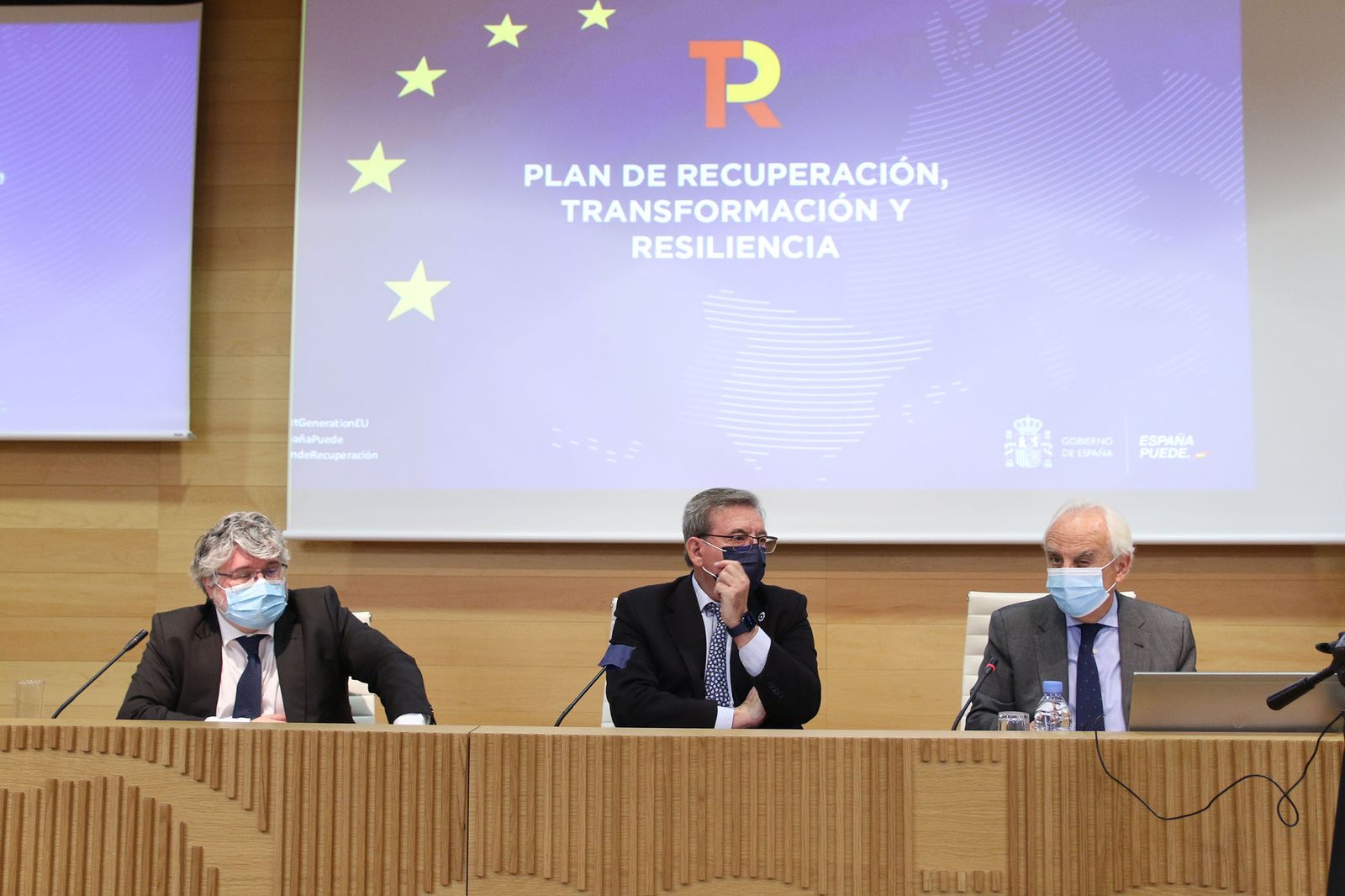 Pablo Garde,  subsecretario de Industria, Comercio y Turismo; Fernando Martínez, secretario de Estado de Memoria Democrática; y el subdelegado del Gobierno en Almería, Manuel de la Fuente en la inauguración.