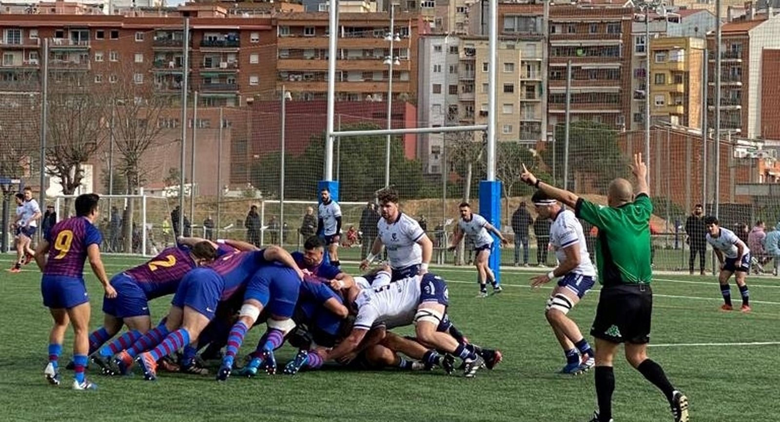 El Ciencias Enerside defiende con fuerza una melé cerca de su línea de marca.