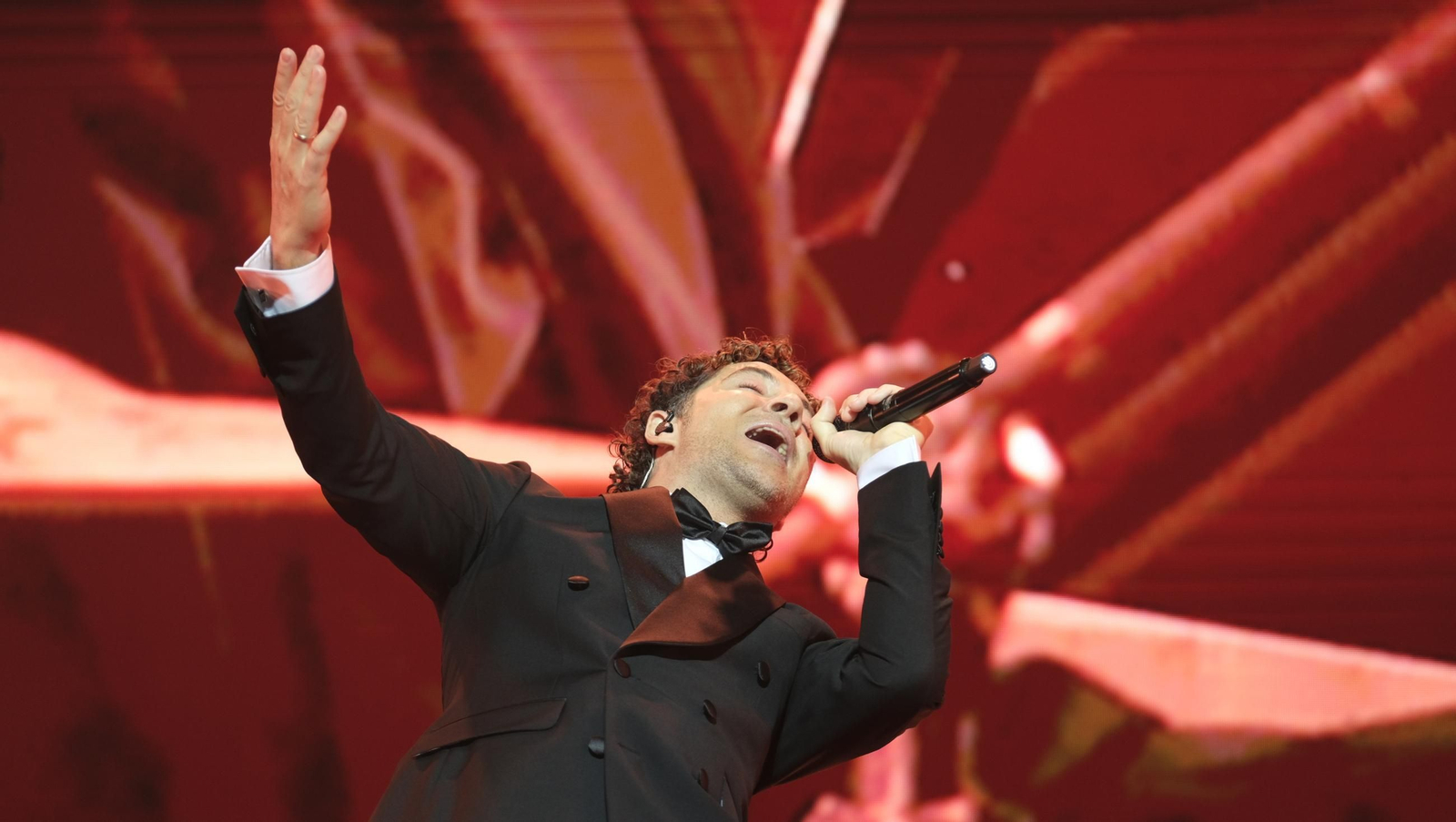 David Bisbal enamora a su Almería en el inicio de la gira 'Todo es Posible en Navidad', en fotografías