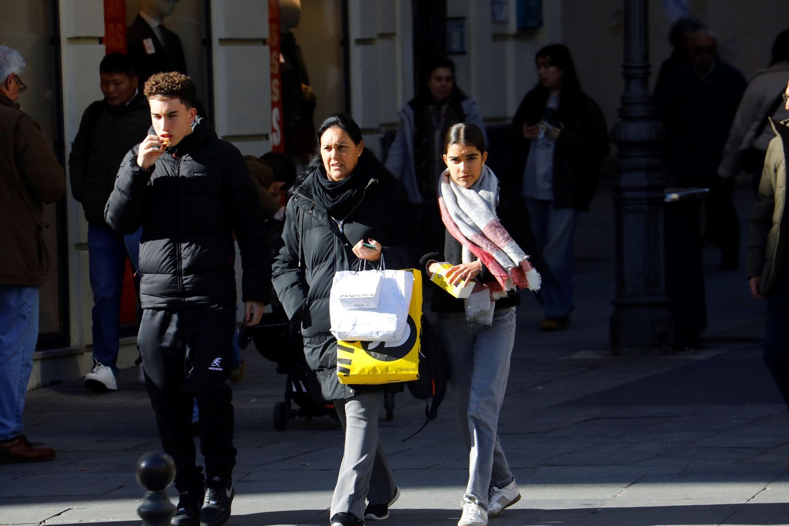 Los cordobeses se lanzan a por las rebajas de invierno, en imágenes