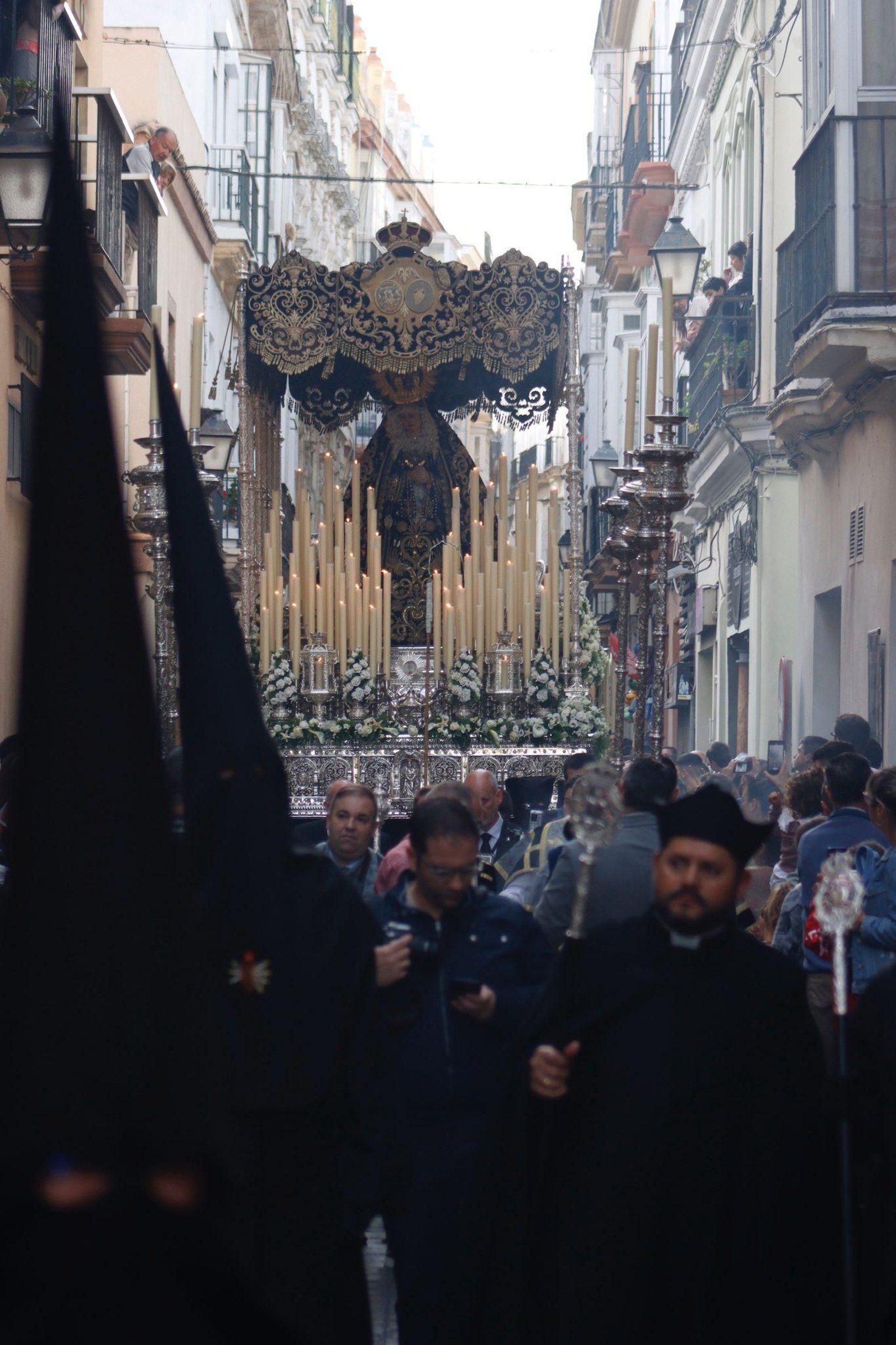 Imágenes de la procesión de la Virgen de los Dolores de Servitas en Cádiz