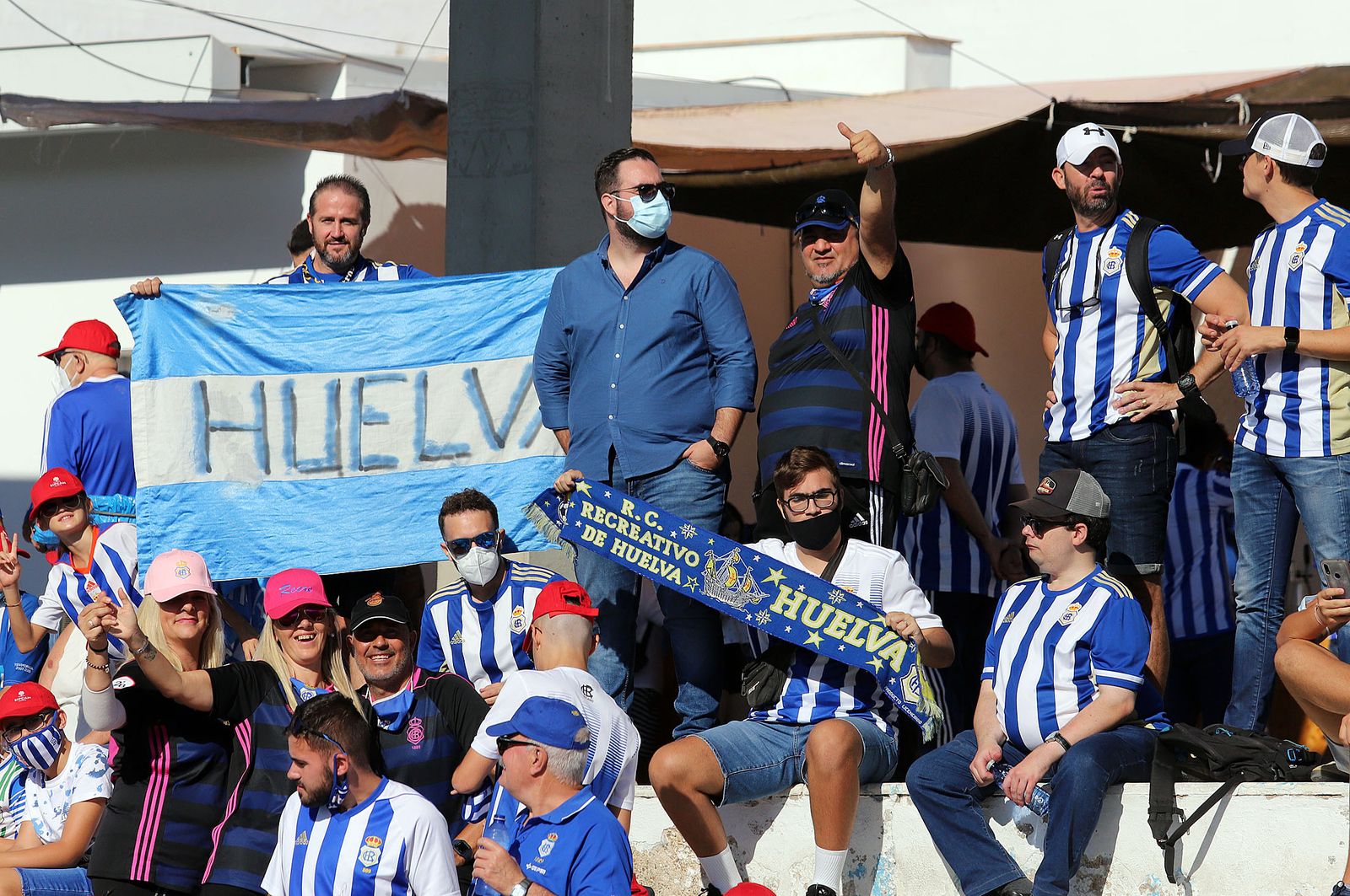 Imágenes de la afición más fiel del Recre en su visita al campo del Antoniano