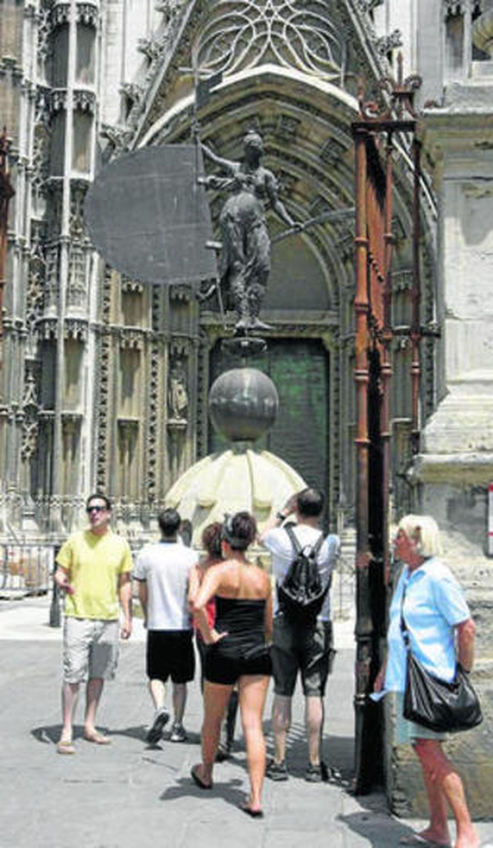 Turistas se disponían a entrar ayer en la Catedral.
