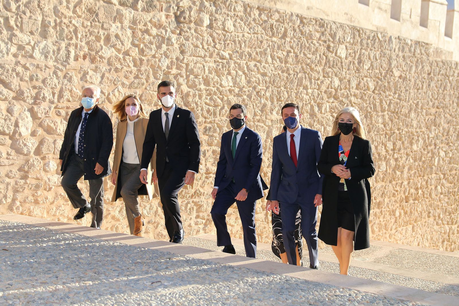 El presidente de la Junta, en su recorrido por la Alcazaba acompañado por el alcalde, entre otras autoridades