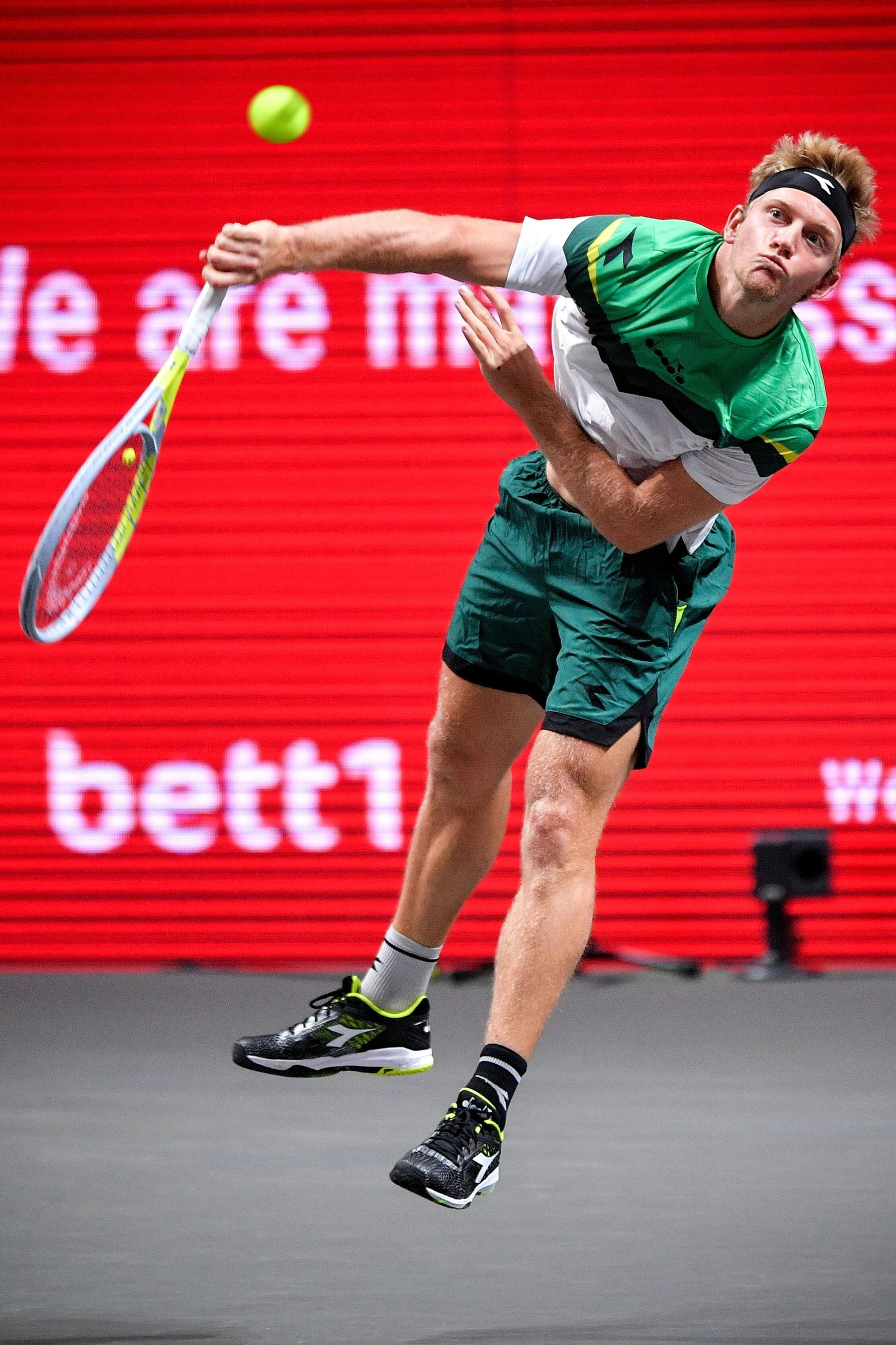 Alejandro Davidovich saca en Colonia.