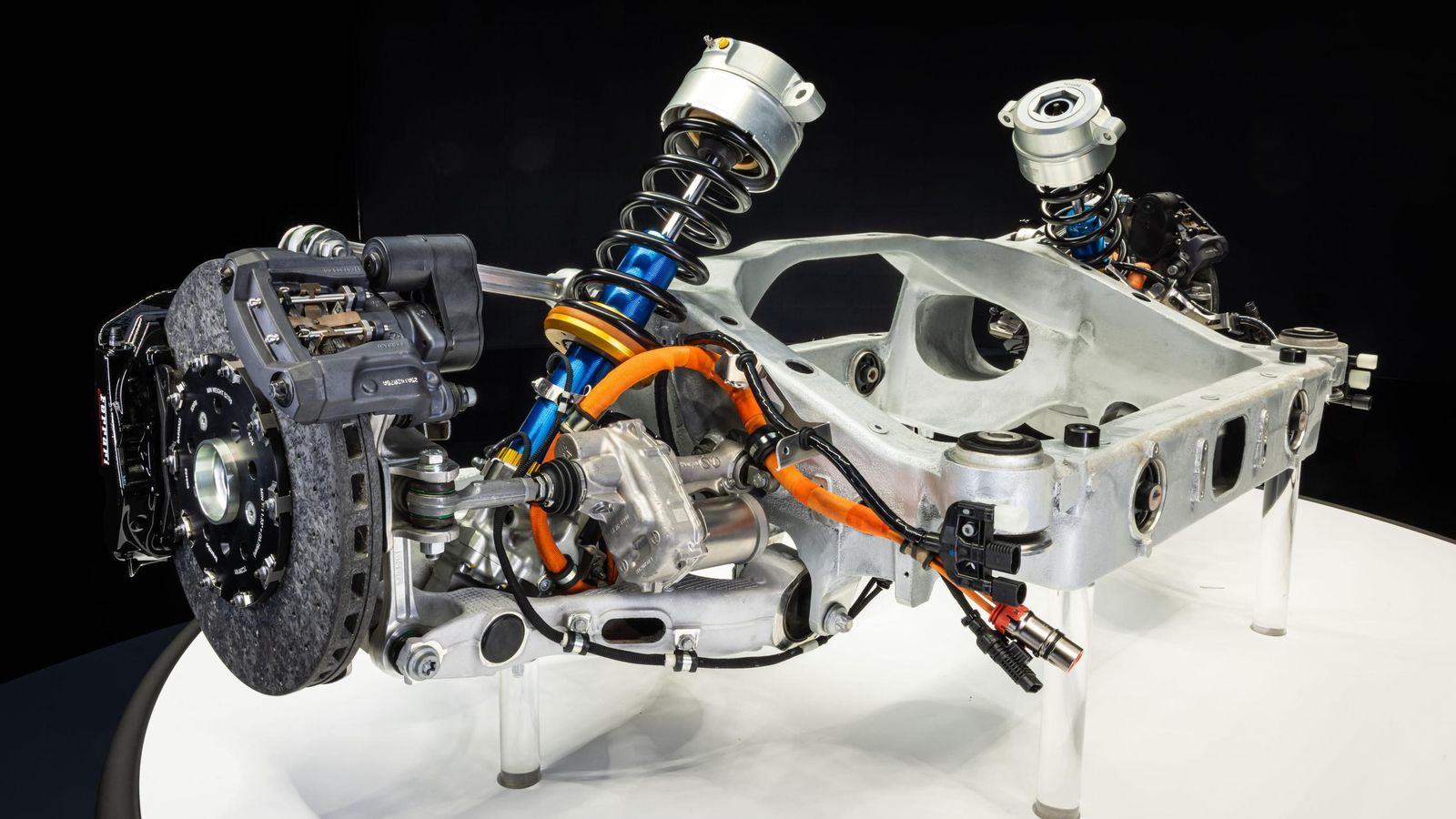 Este Ferrari estrena el primer subchasis independiente de su historia en su eje trasero.