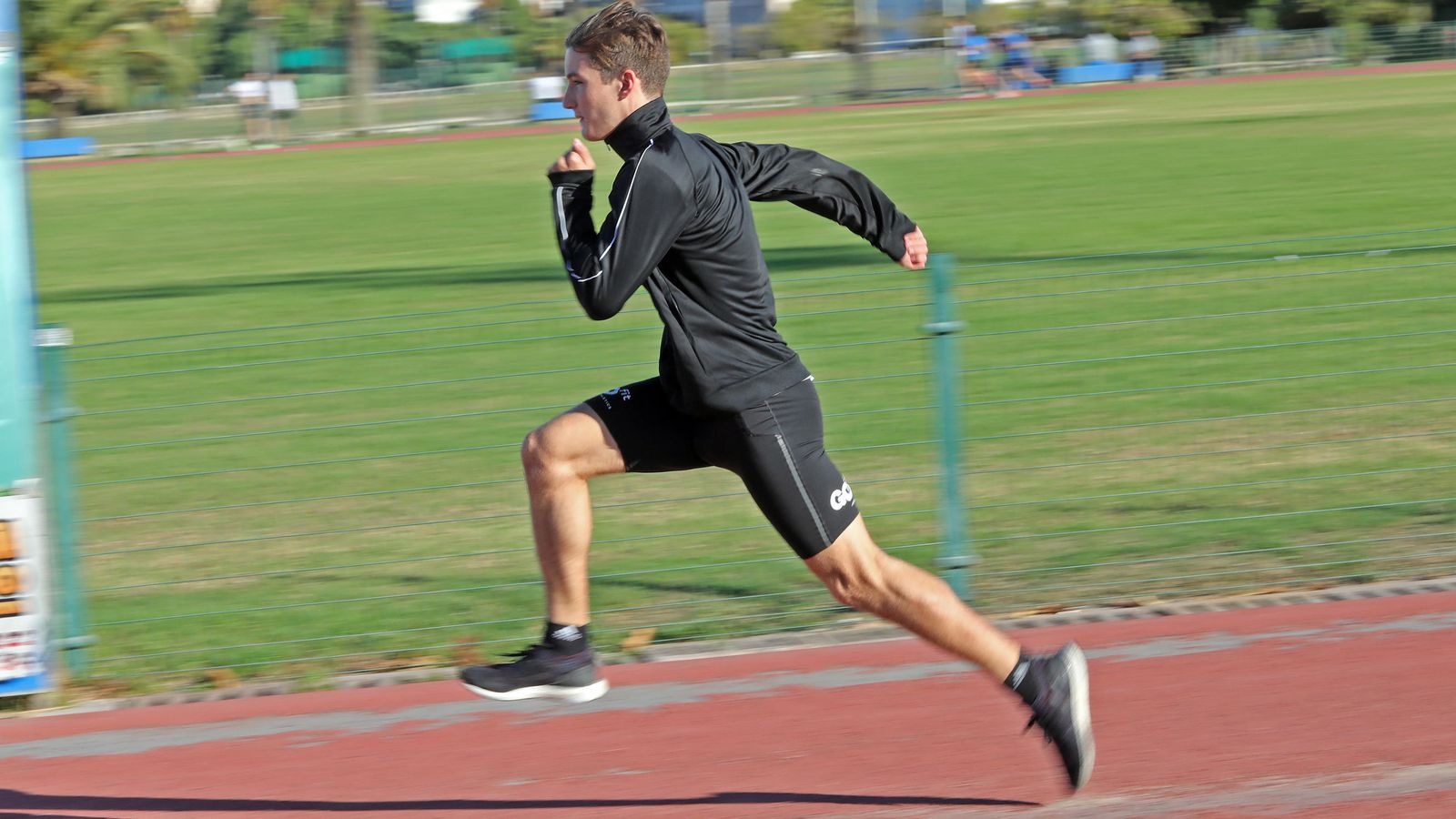 Mario, en pleno esfuerzo en las deterioradas pistas del Pepe Ravelo.