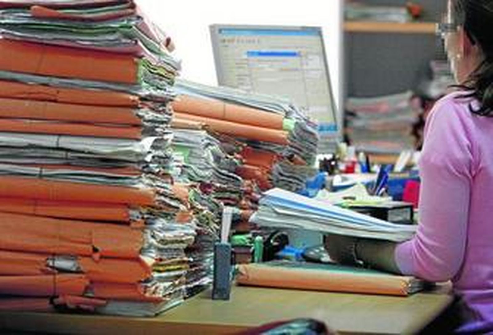 Una funcionaria, en un despacho de los Juzgados.