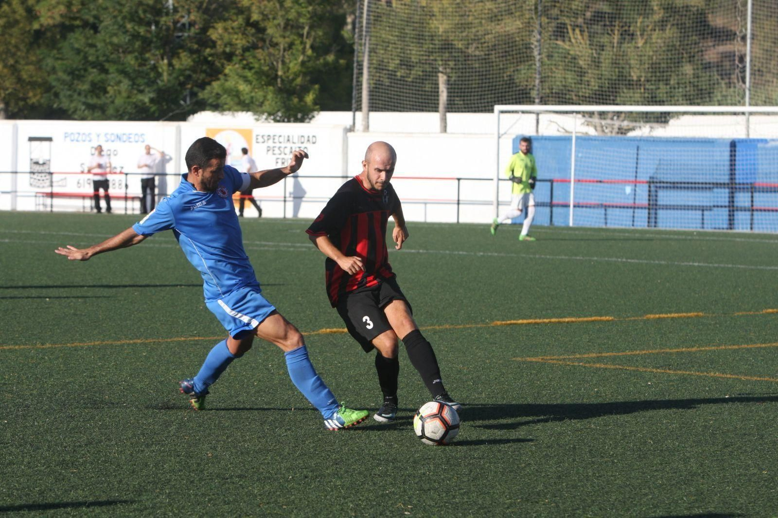 Chupi disputa el balón a un contrario, ayer.