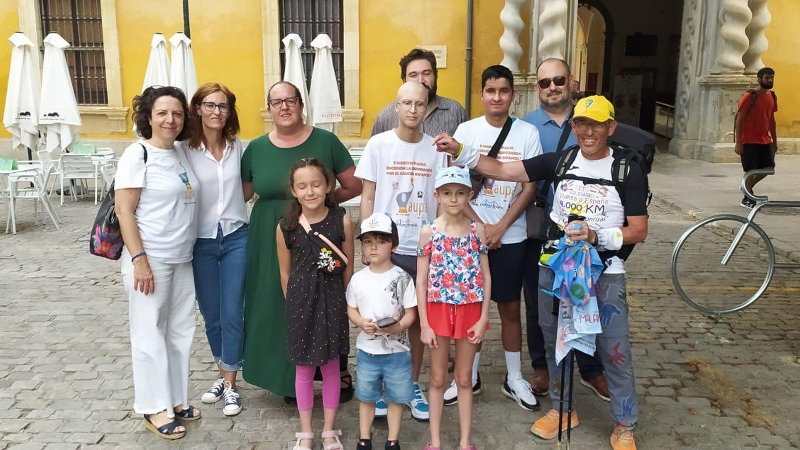 El caminante da su apoyo a niños con cáncer