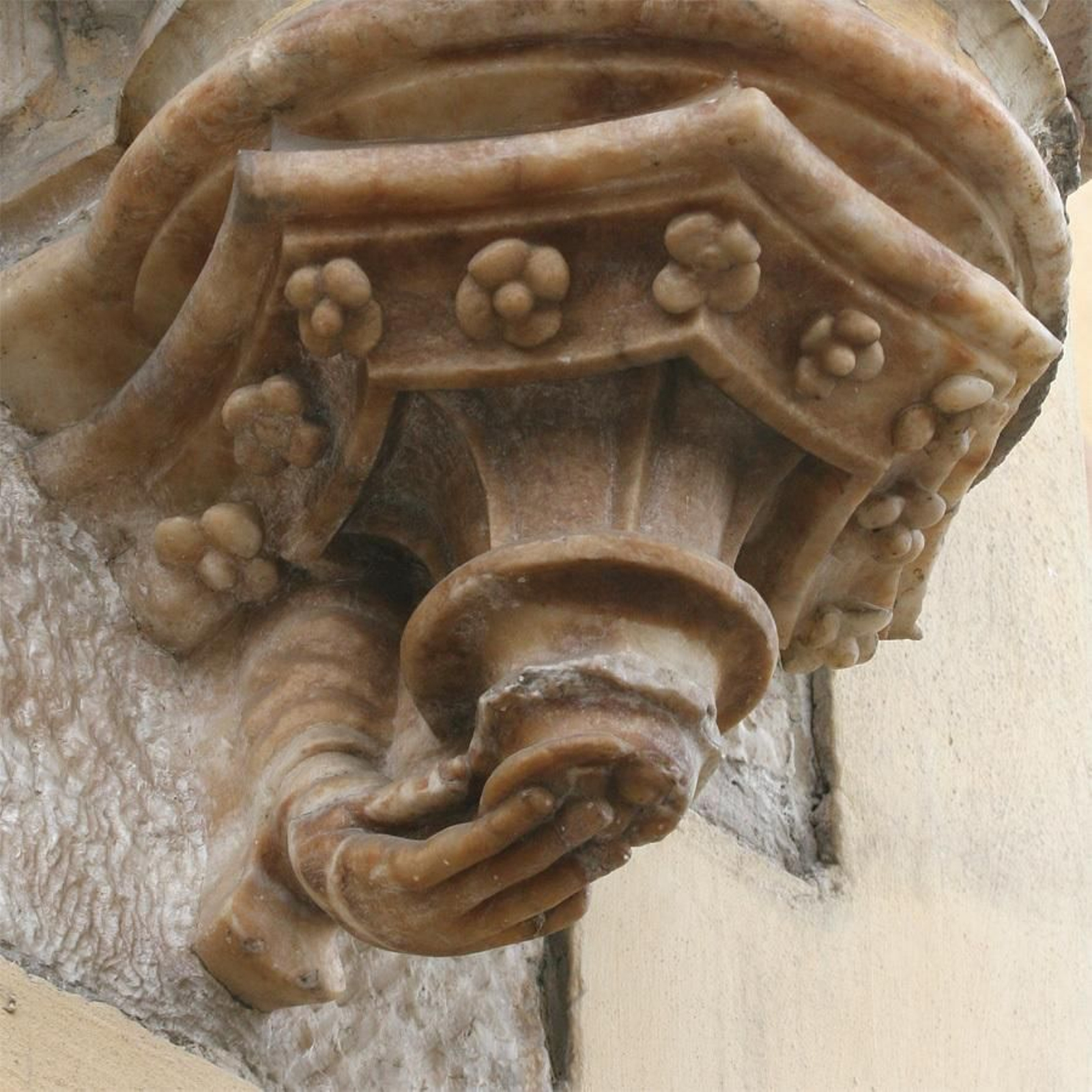La tercera mano en la base de la escultura de San Pablo. Puerta del Perdón.